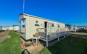Lovely 6 Berth Caravan With Decking To The Side In Heacham Ref 21040E