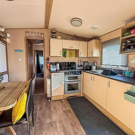 Lovely 6 Berth Caravan With Decking To The Side In Heacham Ref 21040E Exterior photo