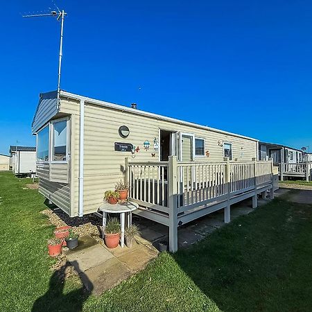 Lovely 6 Berth Caravan With Decking To The Side In Heacham Ref 21040E Exterior photo