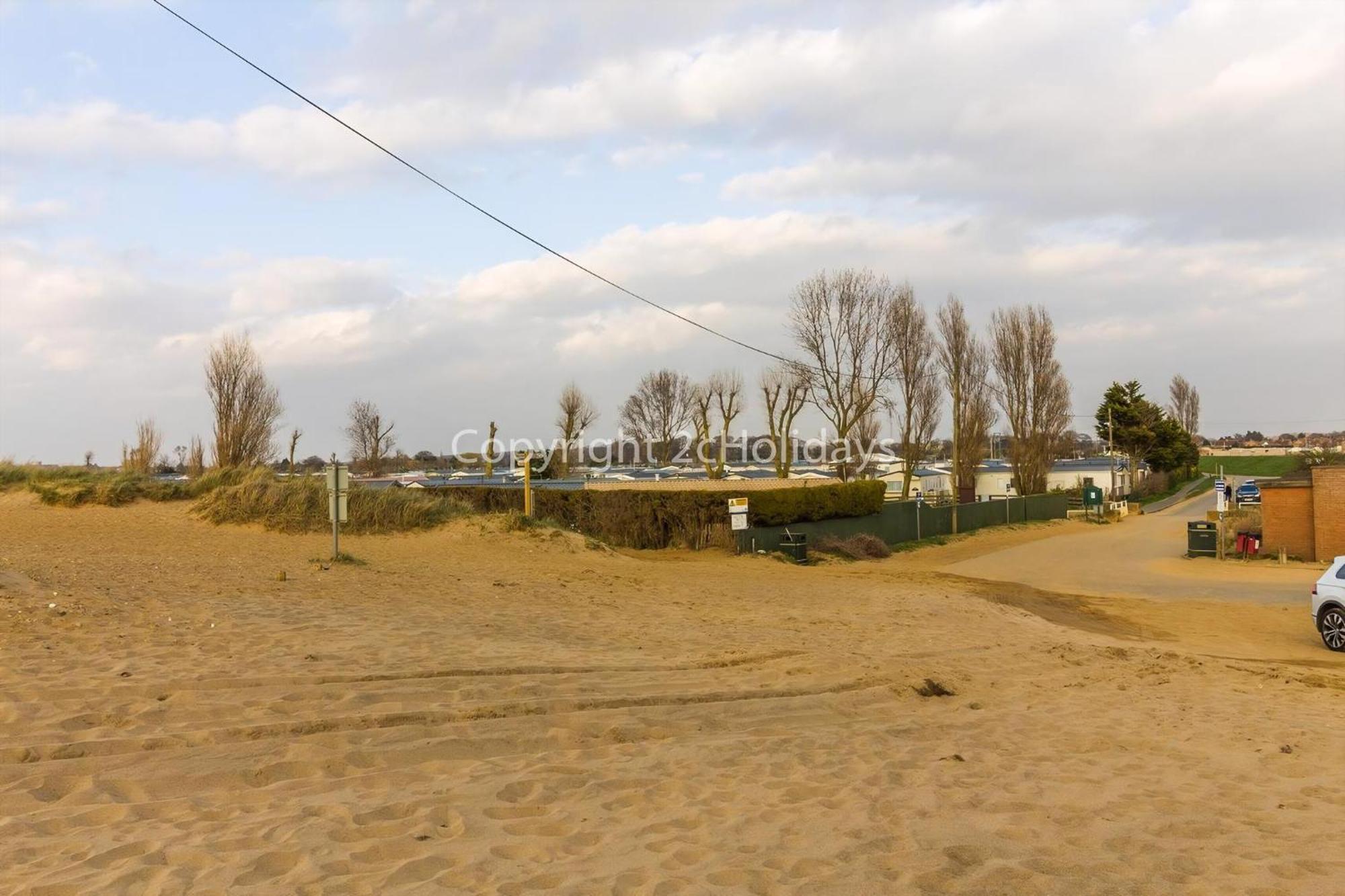 Lovely 6 Berth Caravan With Decking To The Side In Heacham Ref 21040E Exterior photo