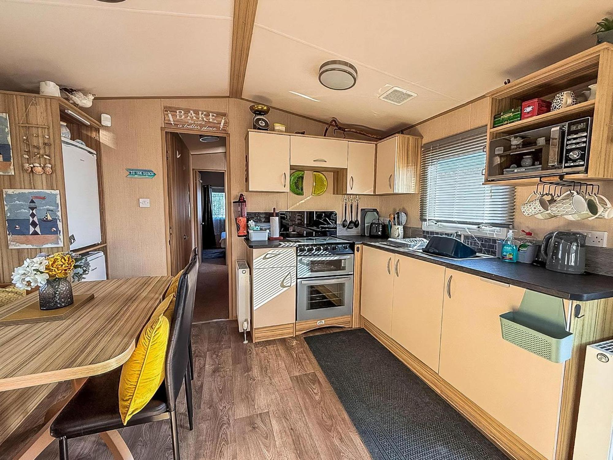 Lovely 6 Berth Caravan With Decking To The Side In Heacham Ref 21040E Exterior photo