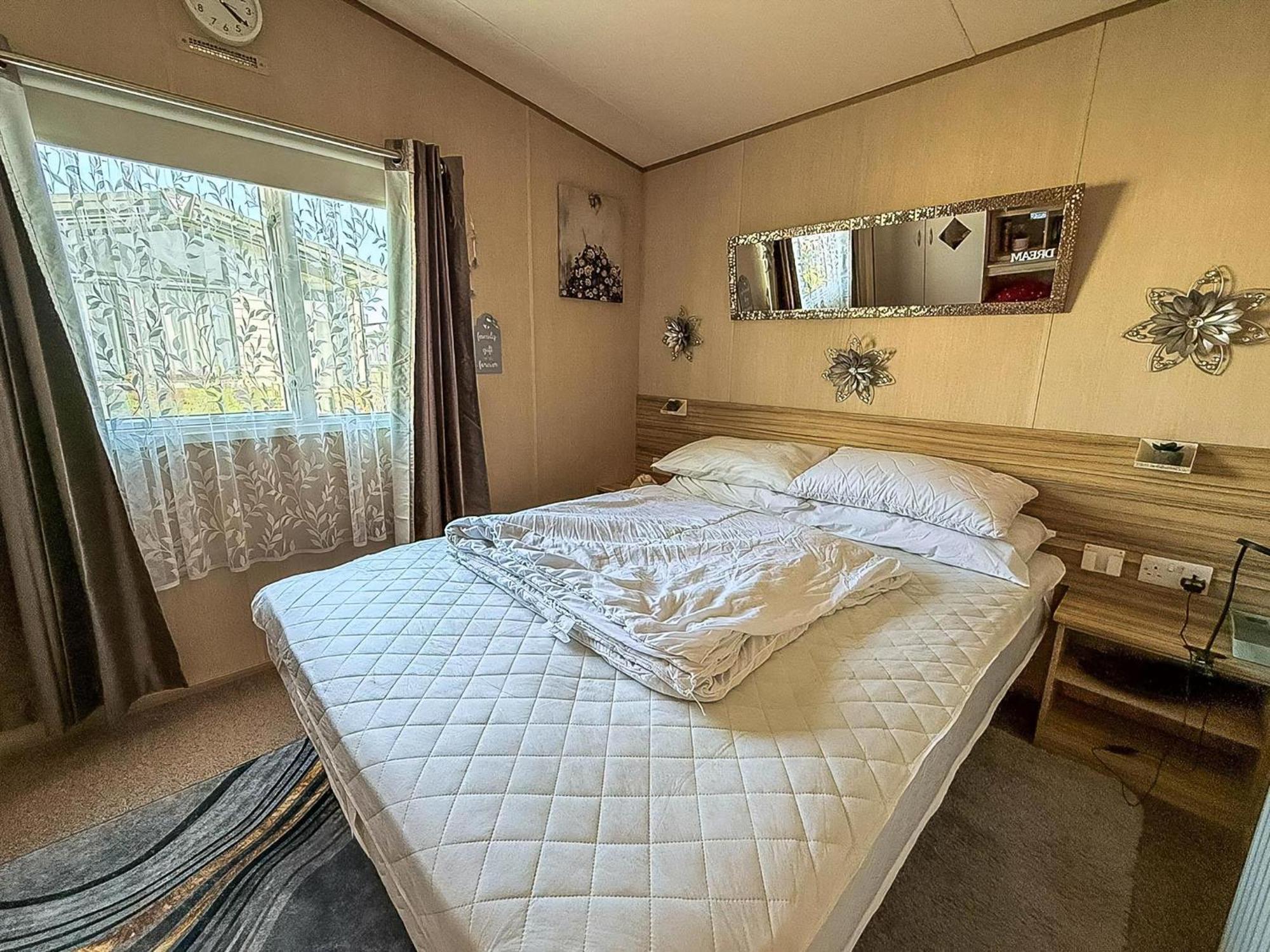 Lovely 6 Berth Caravan With Decking To The Side In Heacham Ref 21040E Exterior photo