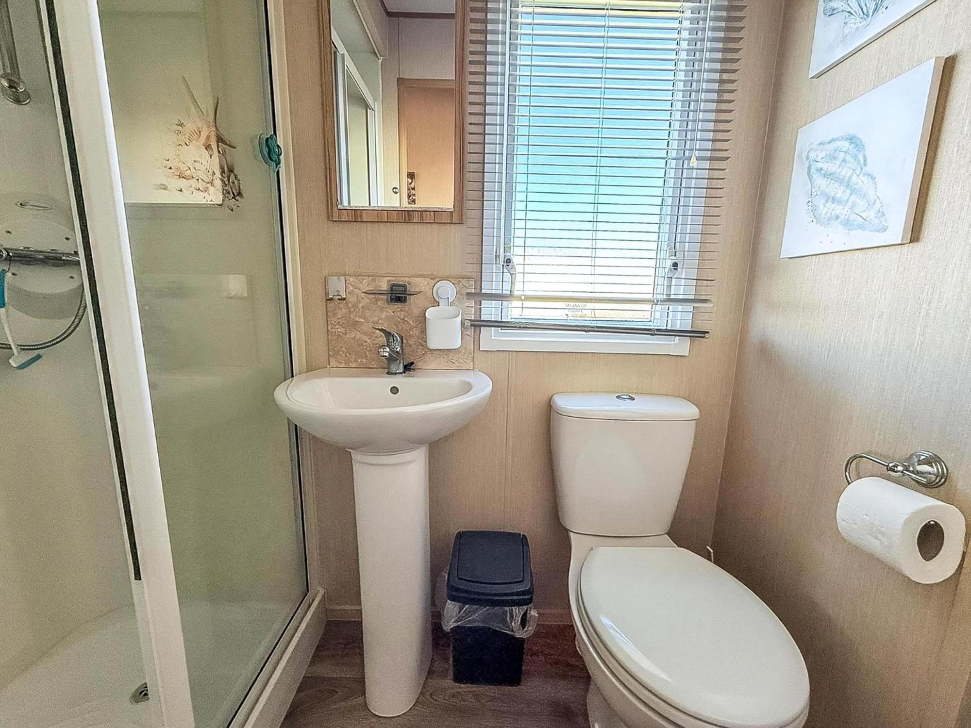 Lovely 6 Berth Caravan With Decking To The Side In Heacham Ref 21040E Exterior photo
