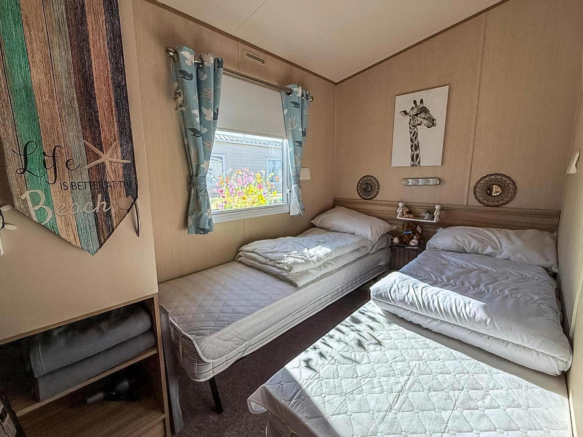 Lovely 6 Berth Caravan With Decking To The Side In Heacham Ref 21040E Exterior photo