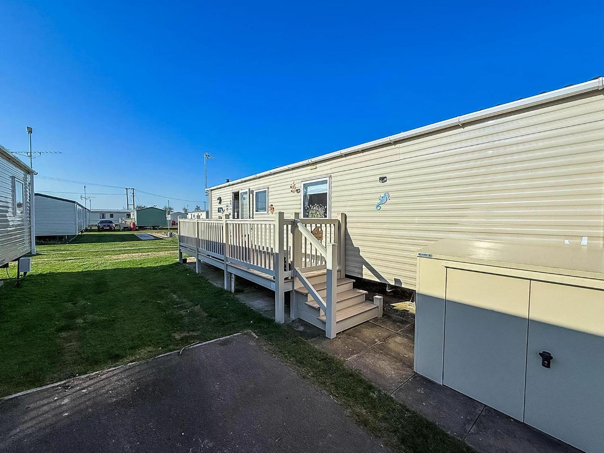 Lovely 6 Berth Caravan With Decking To The Side In Heacham Ref 21040E Exterior photo