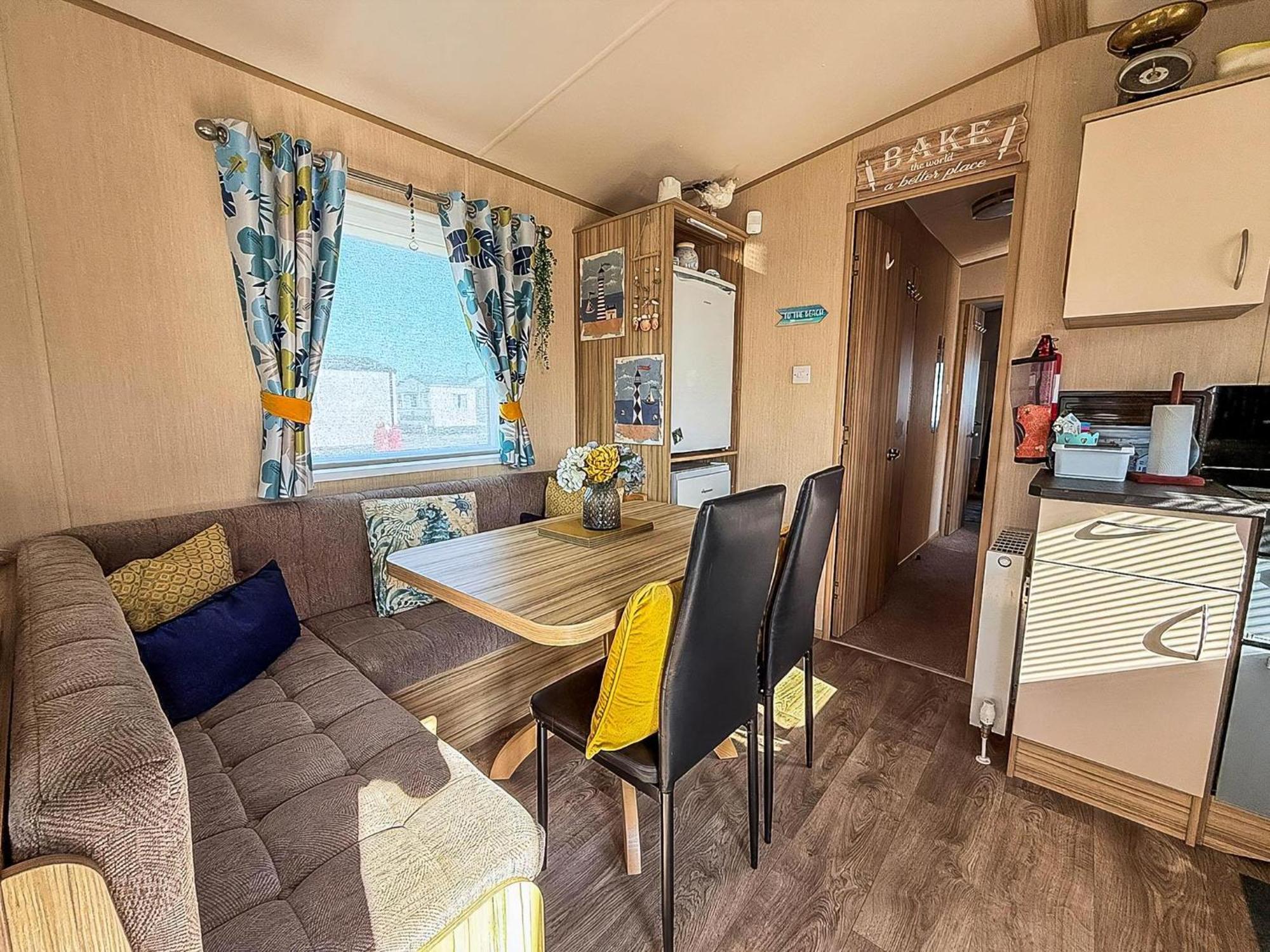 Lovely 6 Berth Caravan With Decking To The Side In Heacham Ref 21040E Exterior photo