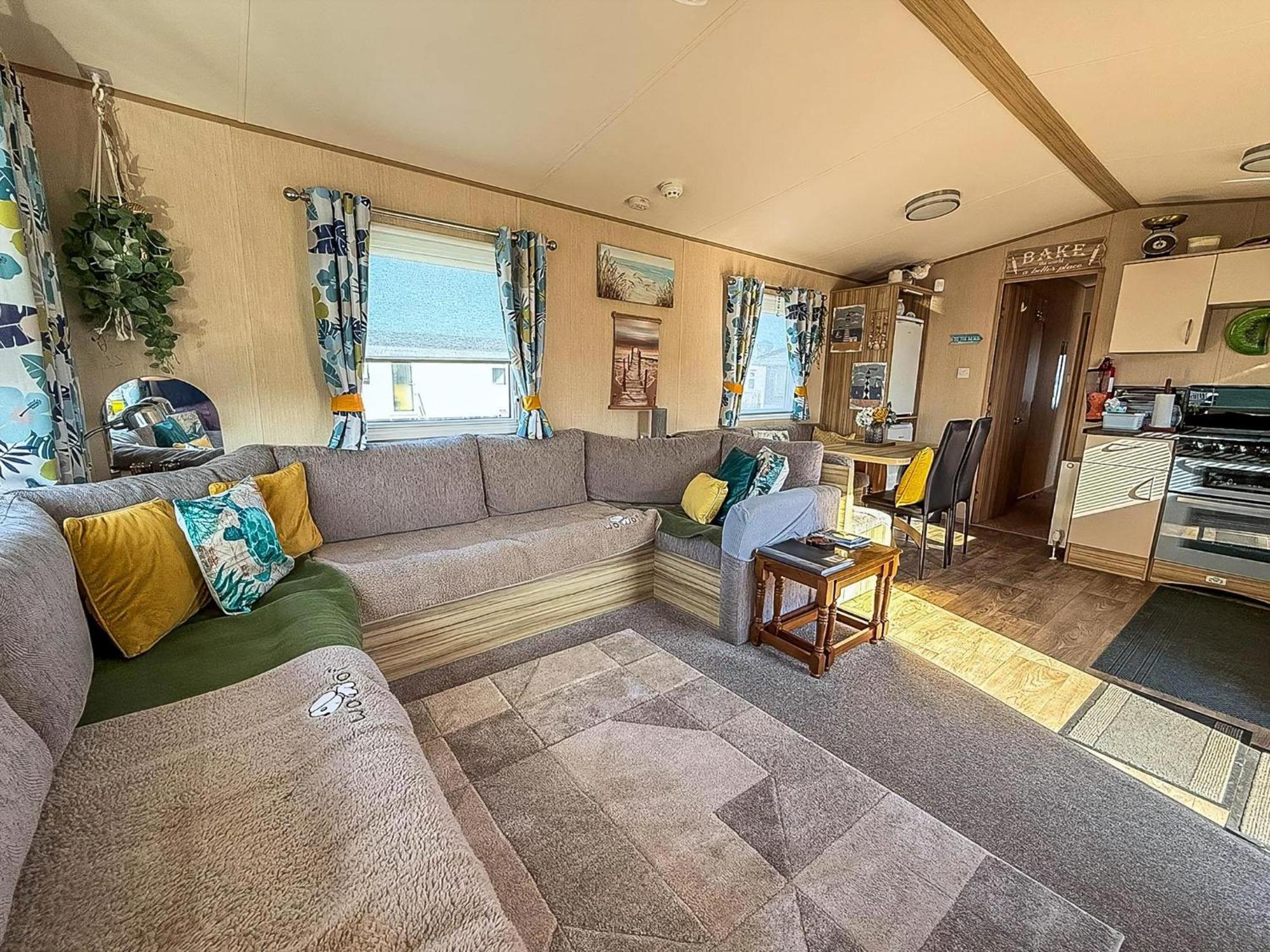 Lovely 6 Berth Caravan With Decking To The Side In Heacham Ref 21040E Exterior photo